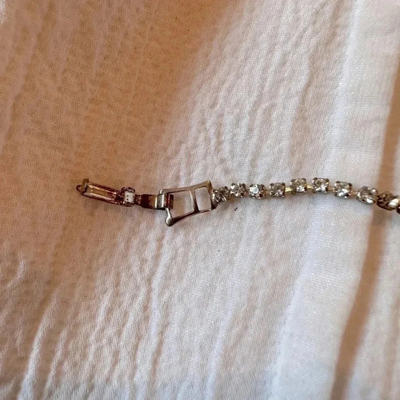 Silver with Pearl bead and crystal necklace. - Picture 5 of 6